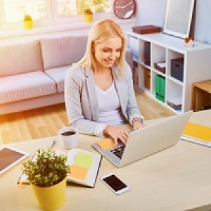 Работодатель должен возмещать надомным сотрудникам стоимость затраченных электроэнергии, интернет-трафика и телефонии, если это предусмотрено трудовым договором