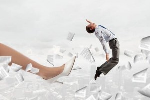 Во время простоя работодатель не может отправить сотрудника в отпуск без сохранения зарплаты